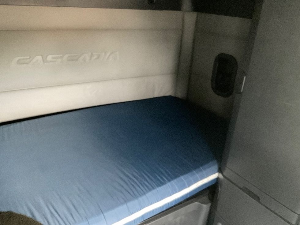 Sleeper Tractor-Heavy Duty Tractors-Freightliner-2020-T12664ST-East Chicago-IN-557,353\n\t\tmiles-$ 56,250 - Image 16