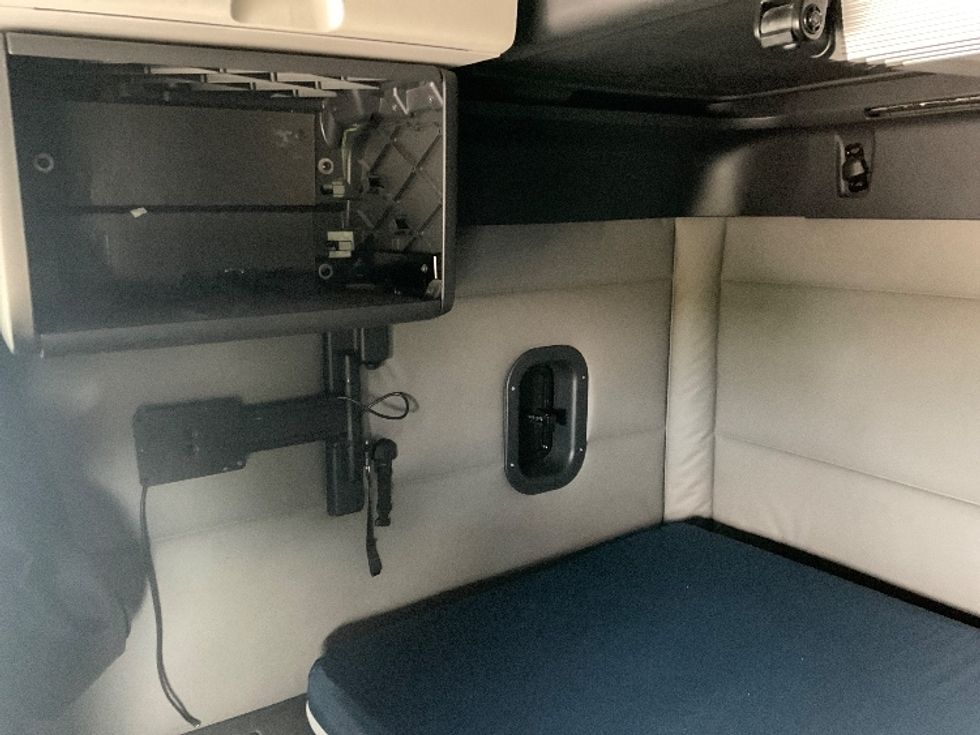 Sleeper Tractor-Heavy Duty Tractors-Freightliner-2020-T12664ST-East Chicago-IN-557,353\n\t\tmiles-$ 56,250 - Image 19