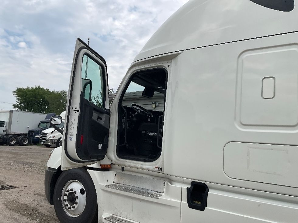Sleeper Tractor-Heavy Duty Tractors-Freightliner-2020-T12664ST-East Chicago-IN-557,353\n\t\tmiles-$ 56,250 - Image 9