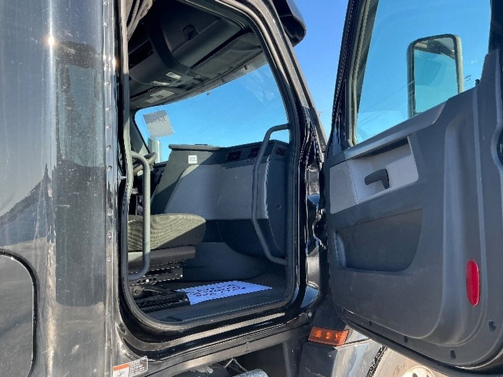 Sleeper Tractor-Heavy Duty Tractors-Freightliner-2020-T12664ST-East Chicago-IN-562,569\n\t\tmiles-$ 50,250 - Image 13