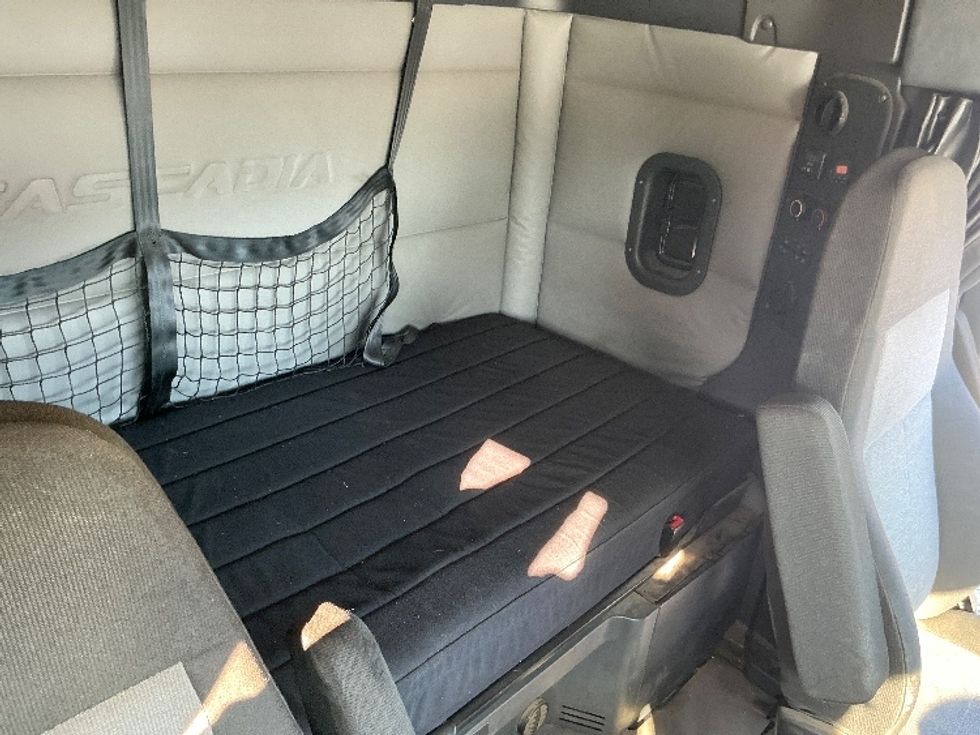 Sleeper Tractor-Heavy Duty Tractors-Freightliner-2020-T12664ST-East Chicago-IN-562,569\n\t\tmiles-$ 50,250 - Image 16