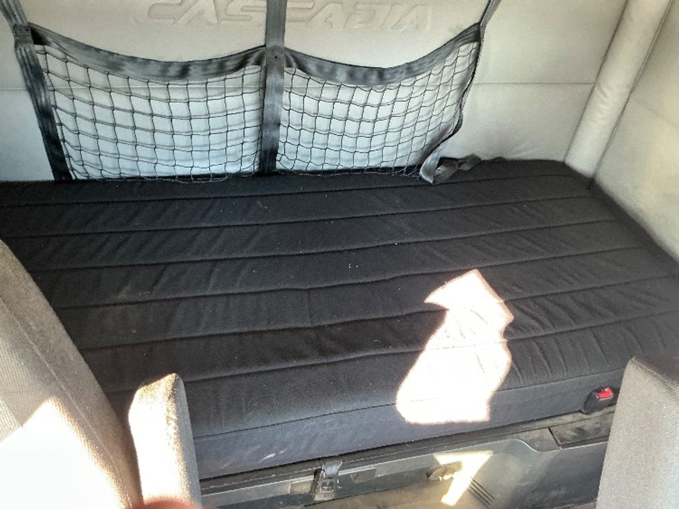 Sleeper Tractor-Heavy Duty Tractors-Freightliner-2020-T12664ST-East Chicago-IN-562,569\n\t\tmiles-$ 50,250 - Image 17