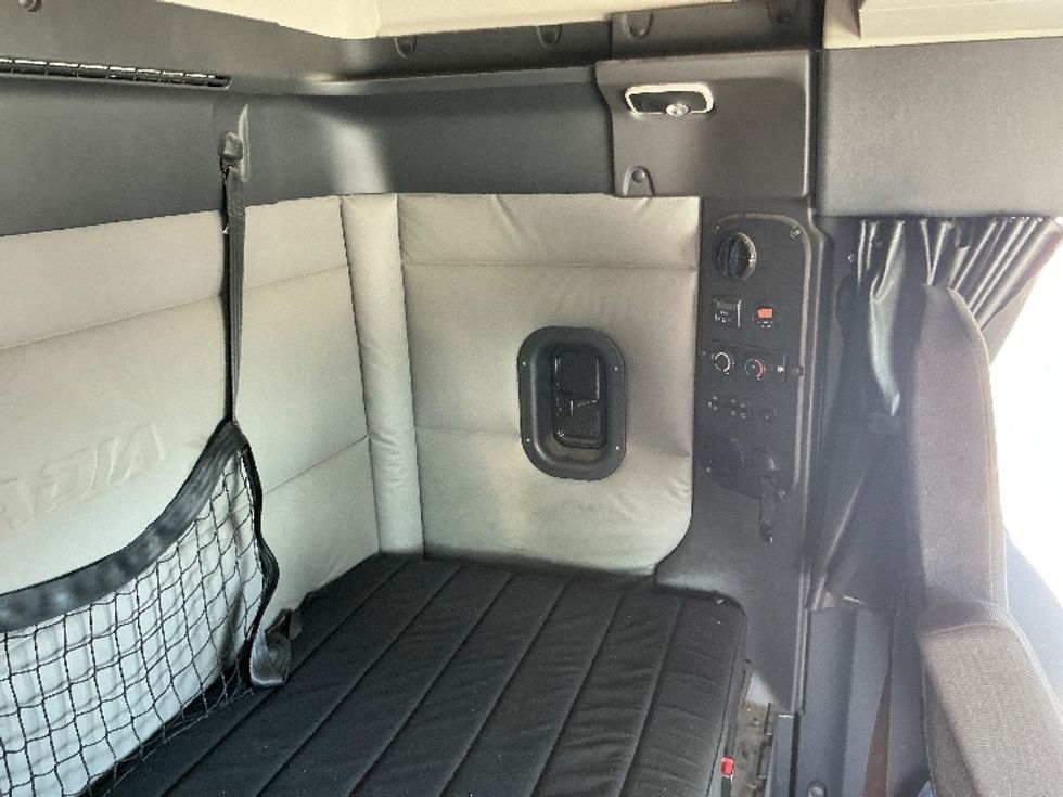 Sleeper Tractor-Heavy Duty Tractors-Freightliner-2020-T12664ST-East Chicago-IN-562,569\n\t\tmiles-$ 50,250 - Image 18