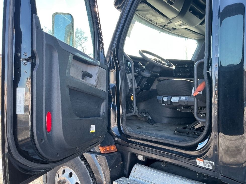 Sleeper Tractor-Heavy Duty Tractors-Freightliner-2020-T12664ST-East Chicago-IN-562,569\n\t\tmiles-$ 50,250 - Image 9