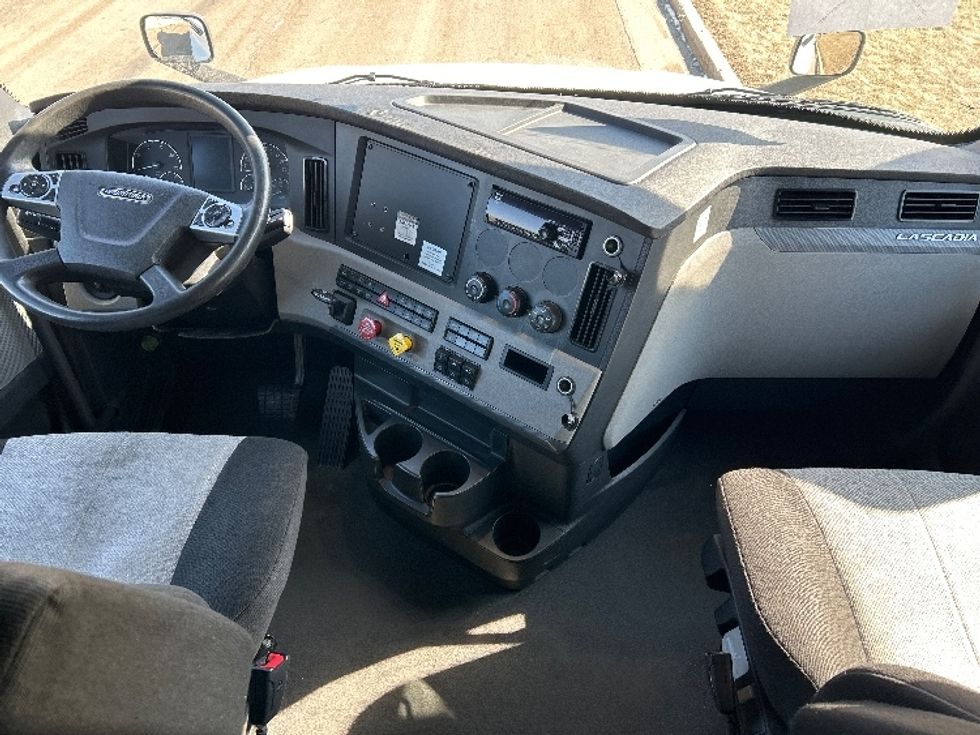 Sleeper Tractor-Heavy Duty Tractors-Freightliner-2020-T12664ST-East Chicago-IN-592,792\n\t\tmiles-$ 49,500 - Image 12