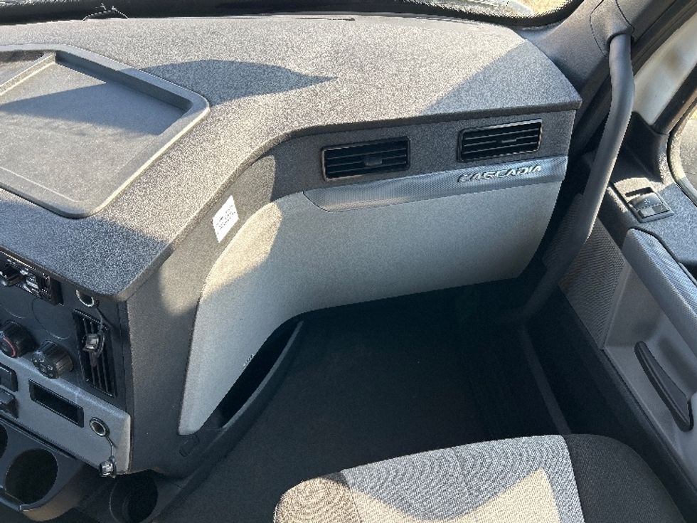 Sleeper Tractor-Heavy Duty Tractors-Freightliner-2020-T12664ST-East Chicago-IN-592,792\n\t\tmiles-$ 49,500 - Image 14