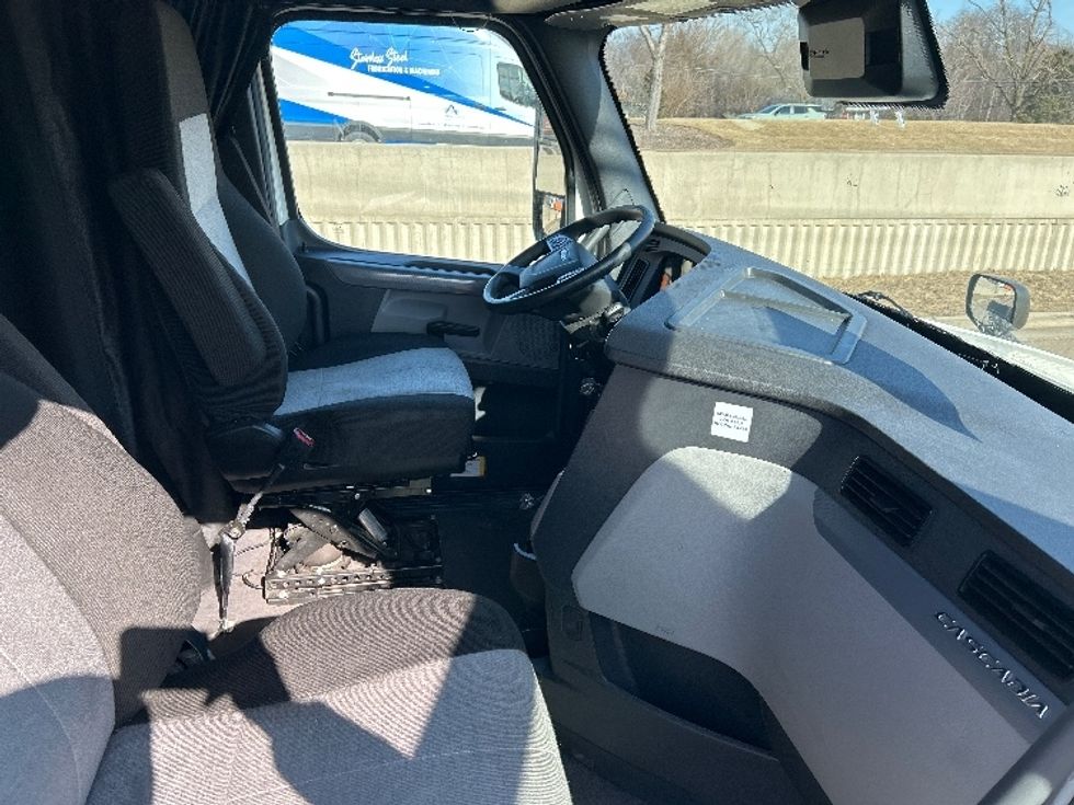 Sleeper Tractor-Heavy Duty Tractors-Freightliner-2020-T12664ST-East Chicago-IN-592,792\n\t\tmiles-$ 49,500 - Image 15