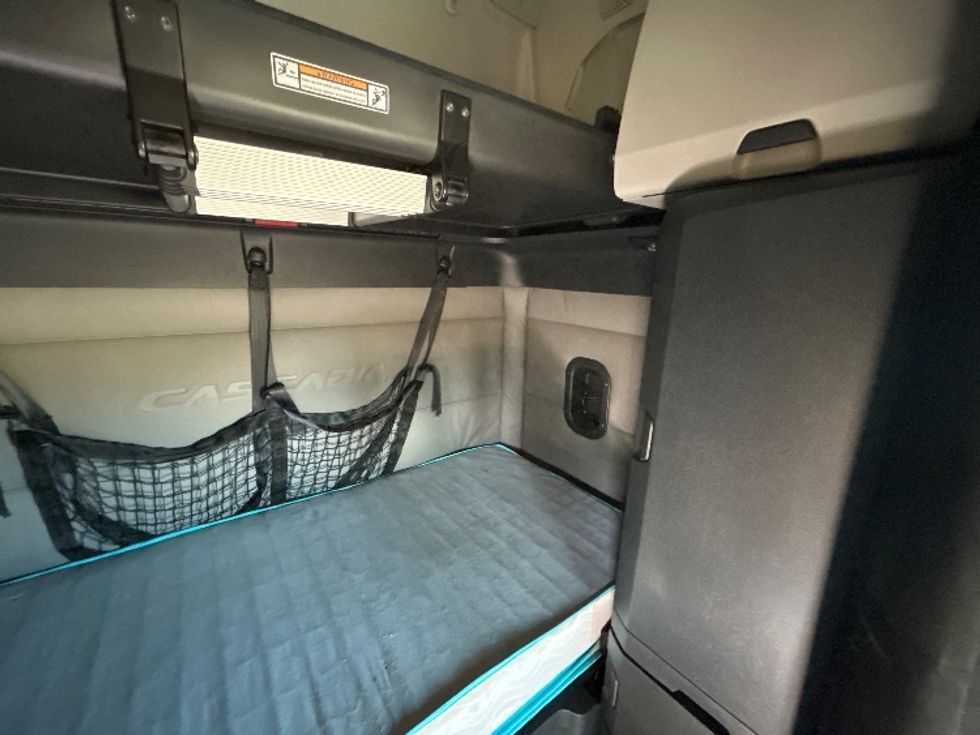 Sleeper Tractor-Heavy Duty Tractors-Freightliner-2020-T12664ST-East Chicago-IN-592,792\n\t\tmiles-$ 49,500 - Image 18