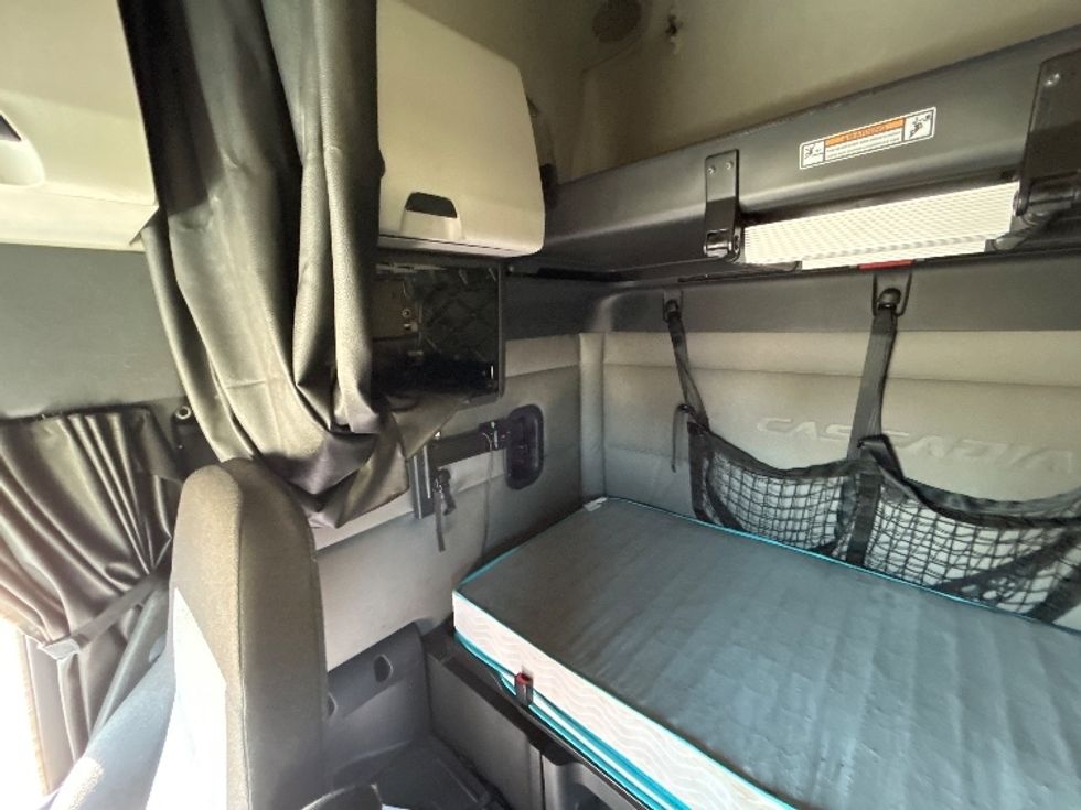 Sleeper Tractor-Heavy Duty Tractors-Freightliner-2020-T12664ST-East Chicago-IN-592,792\n\t\tmiles-$ 49,500 - Image 19