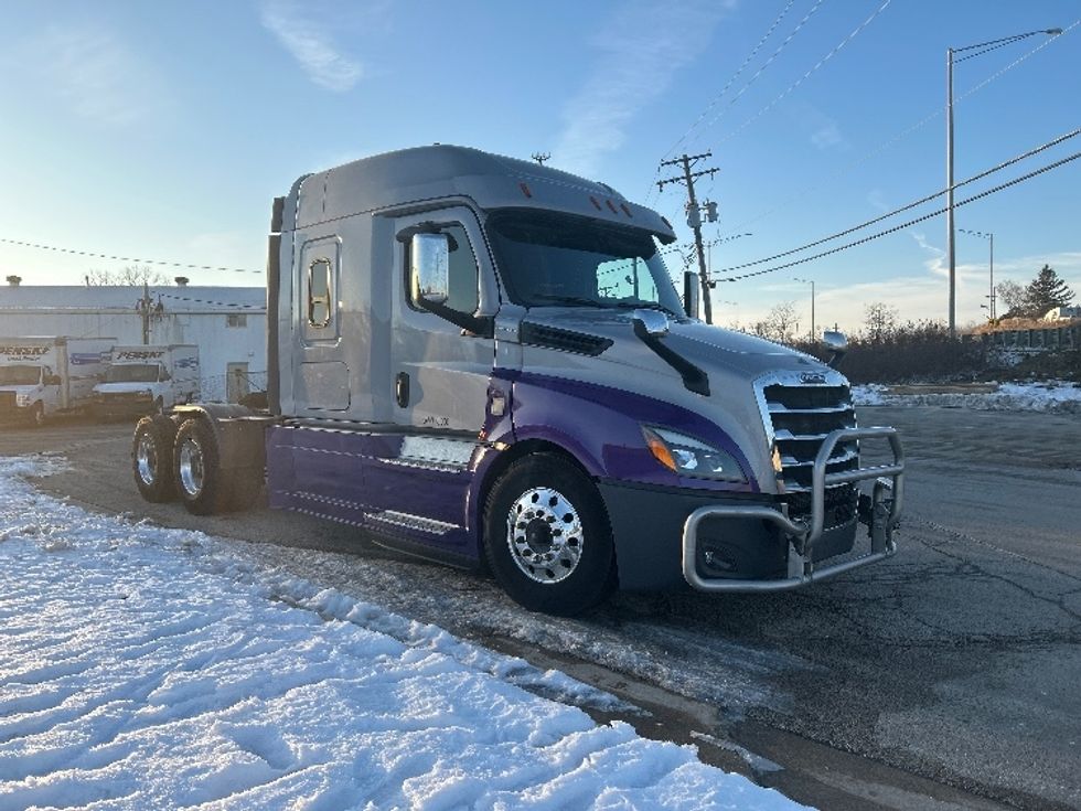 Sleeper Tractor-Heavy Duty Tractors-Freightliner-2020-T12664ST-East Chicago-IN-597,274\n\t\tmiles-$ 54,500 - Image 1