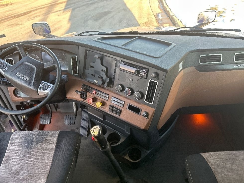 Sleeper Tractor-Heavy Duty Tractors-Freightliner-2020-T12664ST-East Chicago-IN-597,274\n\t\tmiles-$ 54,500 - Image 12