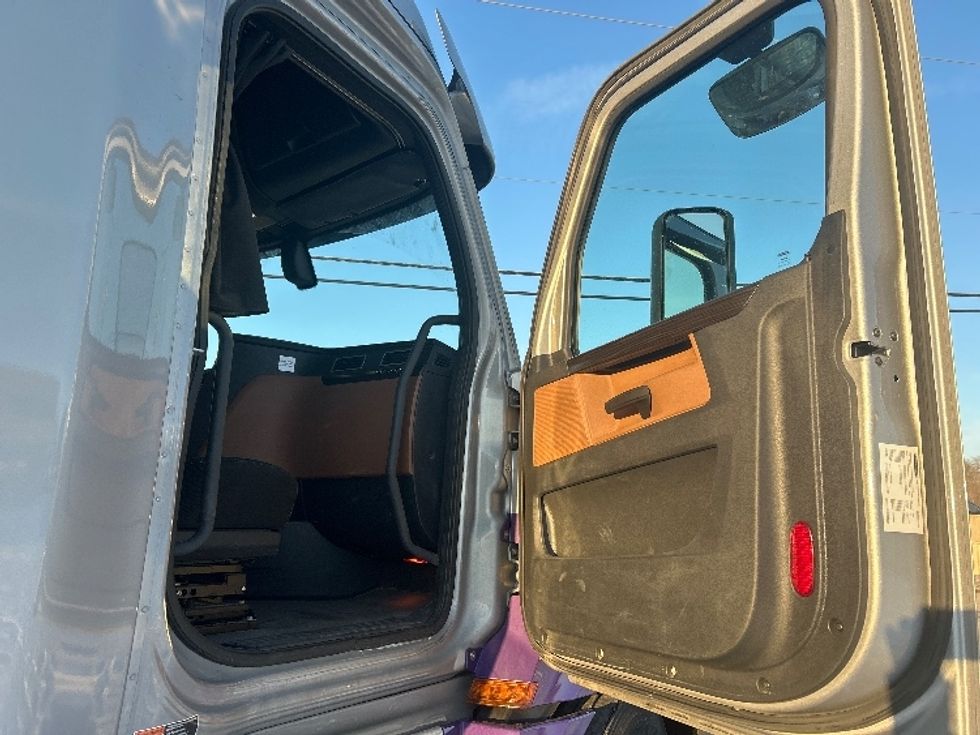 Sleeper Tractor-Heavy Duty Tractors-Freightliner-2020-T12664ST-East Chicago-IN-597,274\n\t\tmiles-$ 54,500 - Image 13