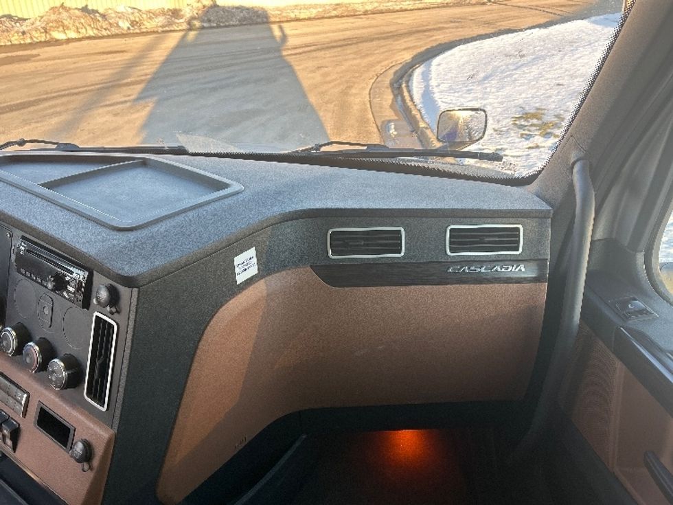 Sleeper Tractor-Heavy Duty Tractors-Freightliner-2020-T12664ST-East Chicago-IN-597,274\n\t\tmiles-$ 54,500 - Image 14