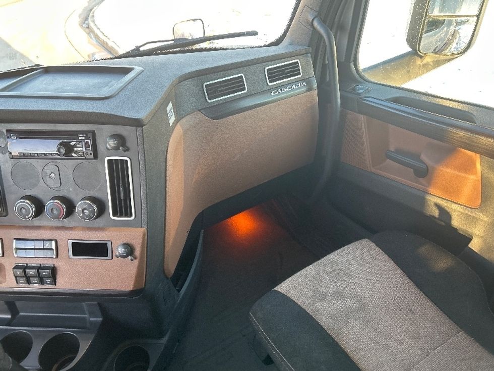 Sleeper Tractor-Heavy Duty Tractors-Freightliner-2020-T12664ST-East Chicago-IN-597,274\n\t\tmiles-$ 54,500 - Image 15