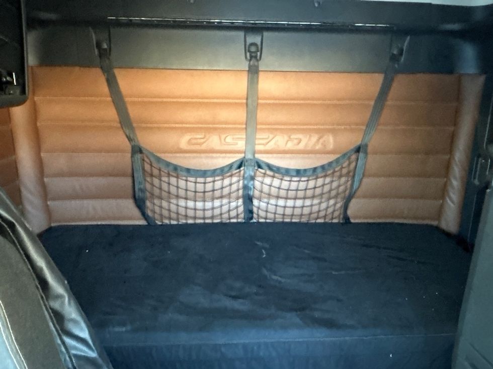 Sleeper Tractor-Heavy Duty Tractors-Freightliner-2020-T12664ST-East Chicago-IN-597,274\n\t\tmiles-$ 54,500 - Image 16