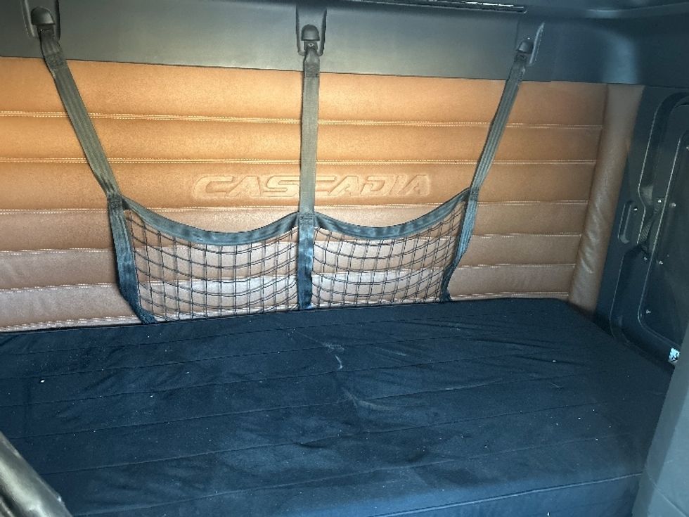 Sleeper Tractor-Heavy Duty Tractors-Freightliner-2020-T12664ST-East Chicago-IN-597,274\n\t\tmiles-$ 54,500 - Image 17