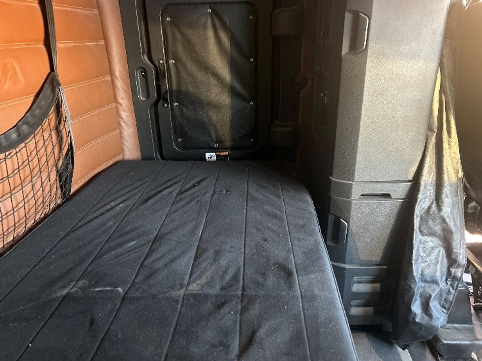 Sleeper Tractor-Heavy Duty Tractors-Freightliner-2020-T12664ST-East Chicago-IN-597,274\n\t\tmiles-$ 54,500 - Image 18