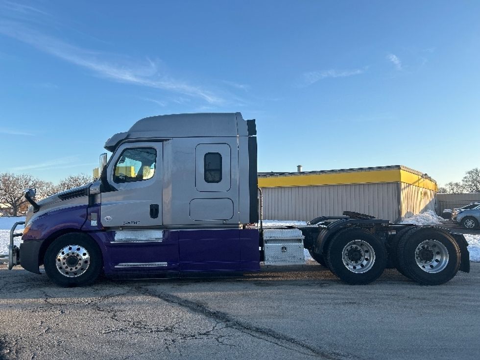 Sleeper Tractor-Heavy Duty Tractors-Freightliner-2020-T12664ST-East Chicago-IN-597,274\n\t\tmiles-$ 54,500 - Image 4