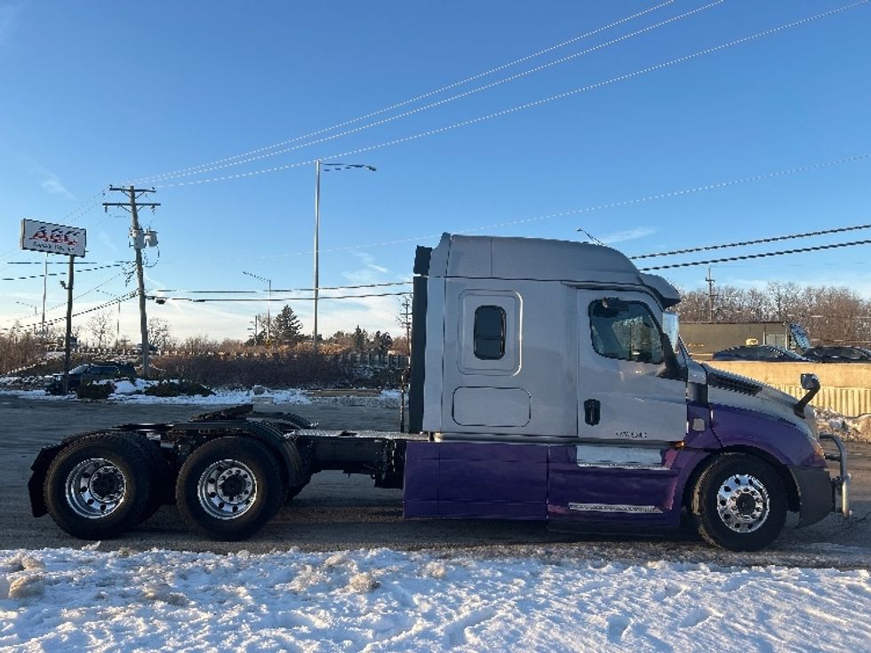 Sleeper Tractor-Heavy Duty Tractors-Freightliner-2020-T12664ST-East Chicago-IN-597,274\n\t\tmiles-$ 54,500 - Image 8