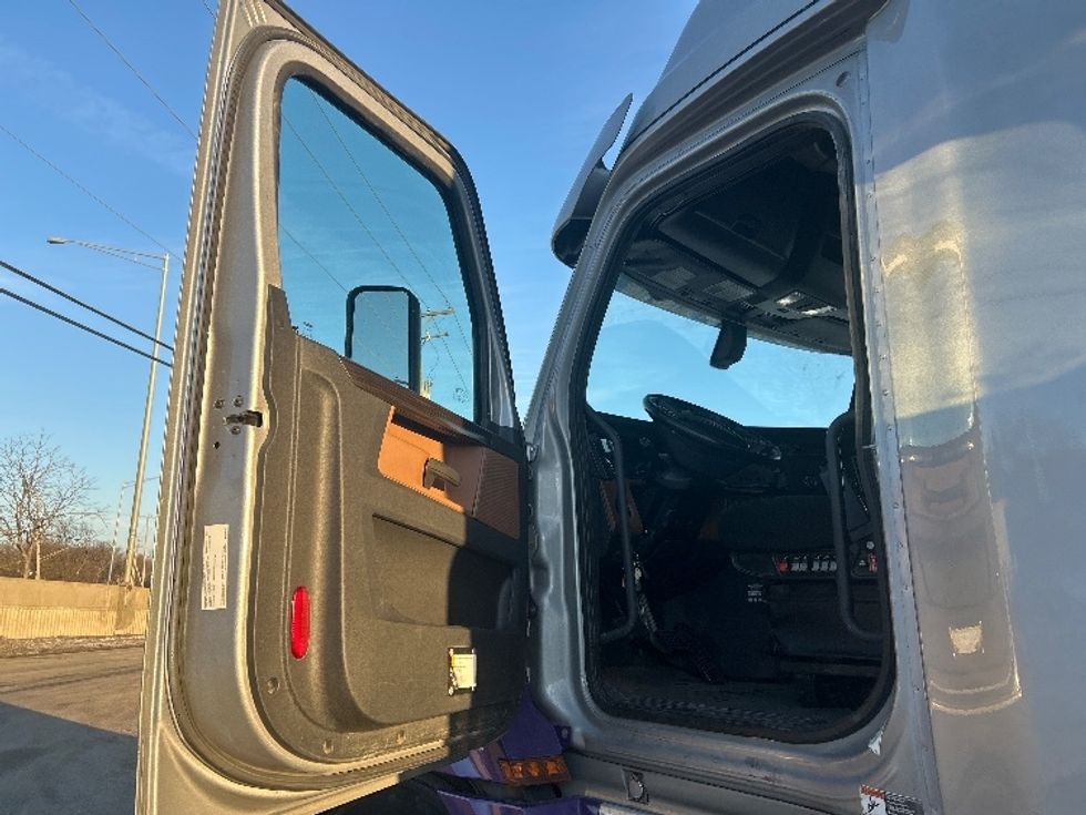 Sleeper Tractor-Heavy Duty Tractors-Freightliner-2020-T12664ST-East Chicago-IN-597,274\n\t\tmiles-$ 54,500 - Image 9