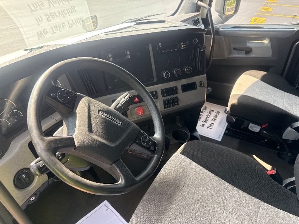 Sleeper Tractor-Heavy Duty Tractors-Freightliner-2020-T12664ST-East Chicago-IN-621,022\n\t\tmiles-$ 53,250 - Image 10