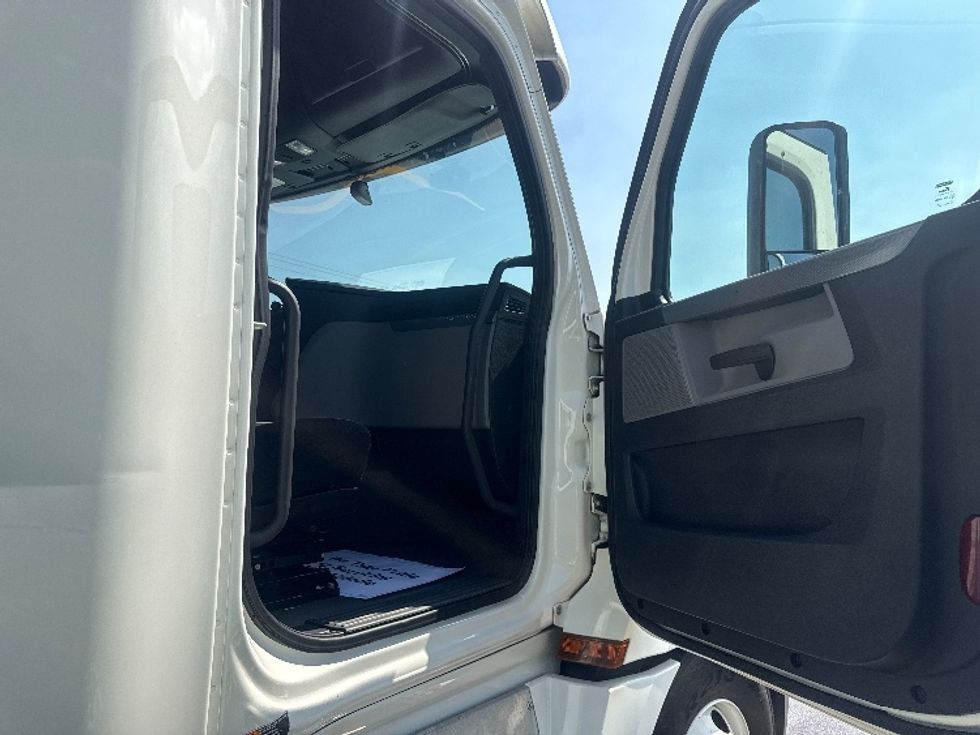 Sleeper Tractor-Heavy Duty Tractors-Freightliner-2020-T12664ST-East Chicago-IN-621,022\n\t\tmiles-$ 53,250 - Image 13