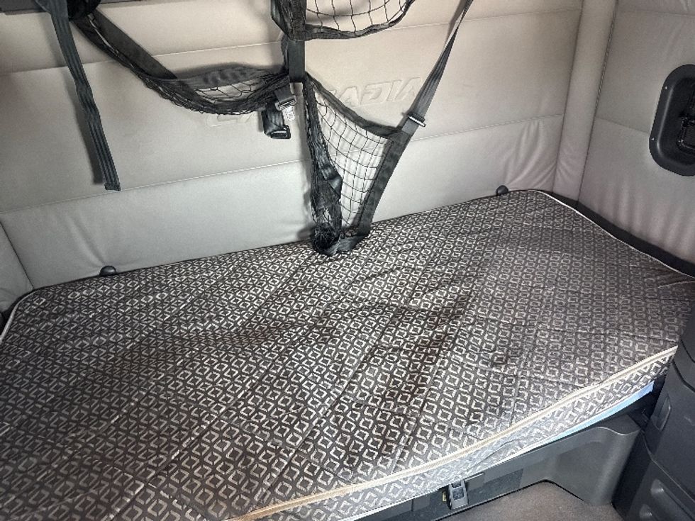 Sleeper Tractor-Heavy Duty Tractors-Freightliner-2020-T12664ST-East Chicago-IN-621,022\n\t\tmiles-$ 53,250 - Image 17