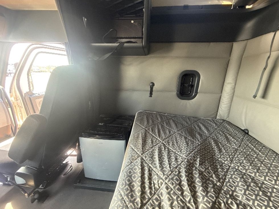 Sleeper Tractor-Heavy Duty Tractors-Freightliner-2020-T12664ST-East Chicago-IN-621,022\n\t\tmiles-$ 53,250 - Image 19