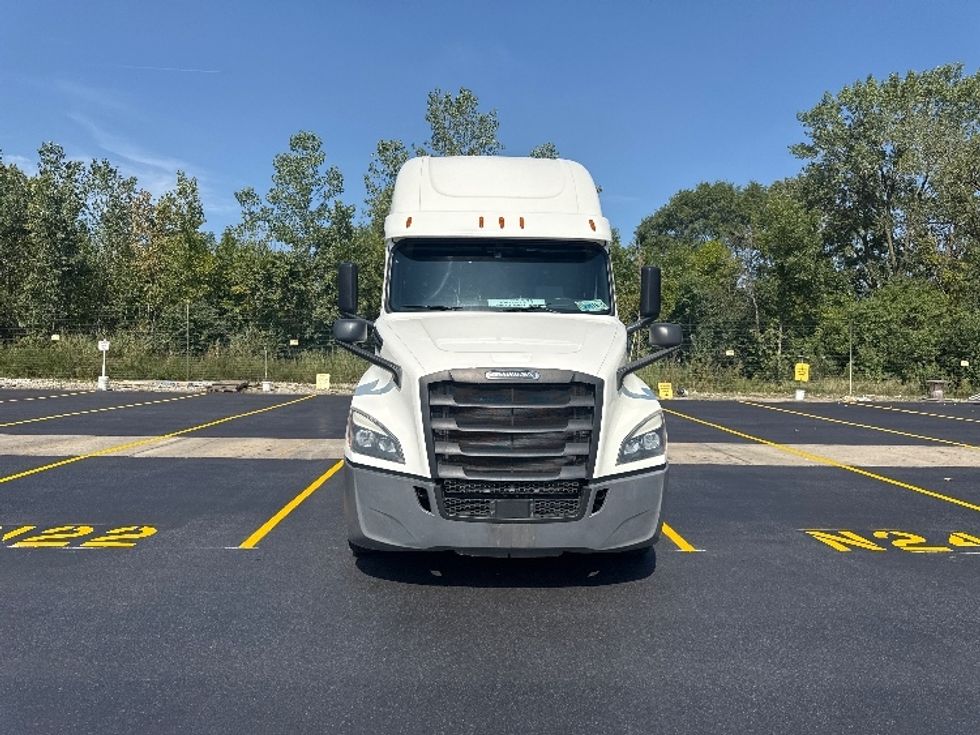 2020 Freightliner Cascadia 126" Sleeper Cab photo 2