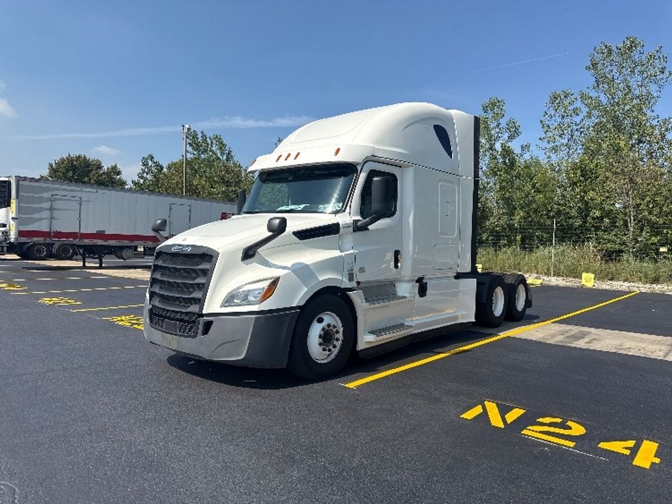 2020 Freightliner Cascadia 126" Sleeper Cab photo 3