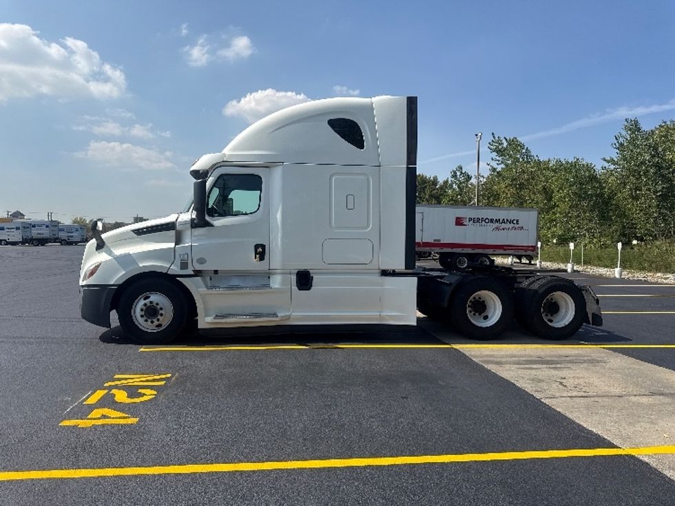 2020 Freightliner Cascadia 126" Sleeper Cab photo 4