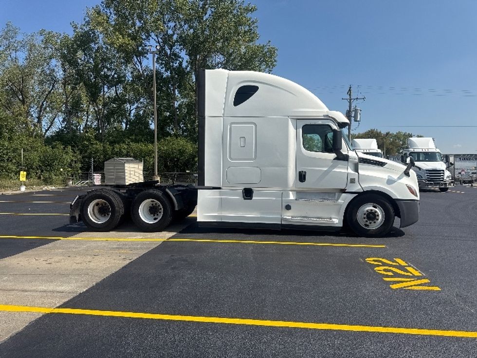 Sleeper Tractor-Heavy Duty Tractors-Freightliner-2020-T12664ST-East Chicago-IN-621,022\n\t\tmiles-$ 53,250 - Image 8