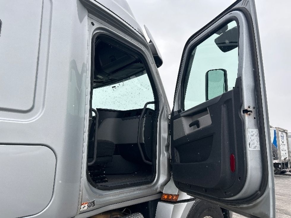 Sleeper Tractor-Heavy Duty Tractors-Freightliner-2020-T12664ST-East Chicago-IN-623,608\n\t\tmiles-$ 41,250 - Image 13