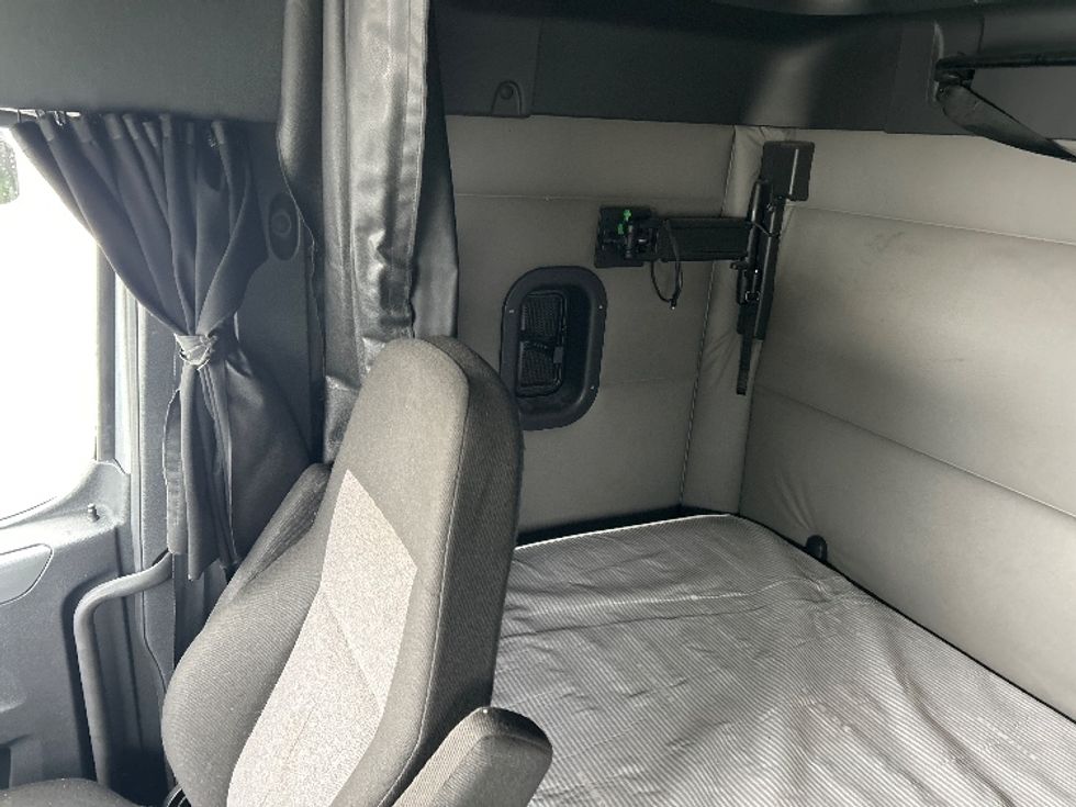 Sleeper Tractor-Heavy Duty Tractors-Freightliner-2020-T12664ST-East Chicago-IN-623,608\n\t\tmiles-$ 41,250 - Image 19