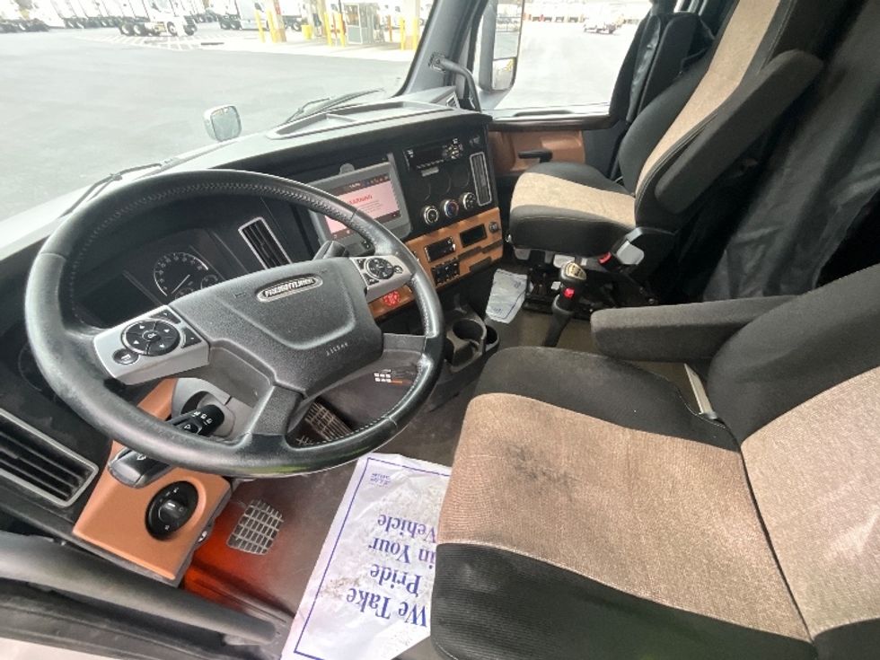 Sleeper Tractor-Heavy Duty Tractors-Freightliner-2020-T12664ST-East Chicago-IN-636,898\n\t\tmiles-$ 51,000 - Image 10