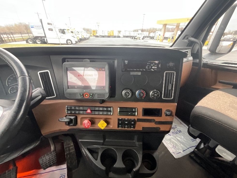 Sleeper Tractor-Heavy Duty Tractors-Freightliner-2020-T12664ST-East Chicago-IN-636,898\n\t\tmiles-$ 51,000 - Image 12