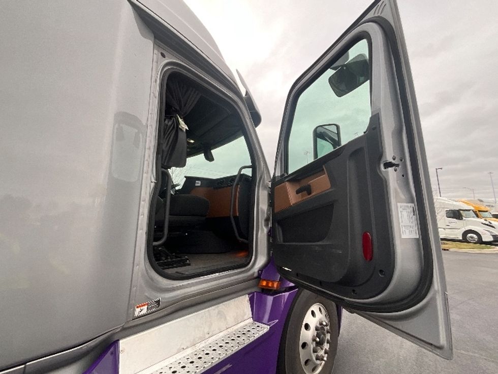 Sleeper Tractor-Heavy Duty Tractors-Freightliner-2020-T12664ST-East Chicago-IN-636,898\n\t\tmiles-$ 51,000 - Image 13