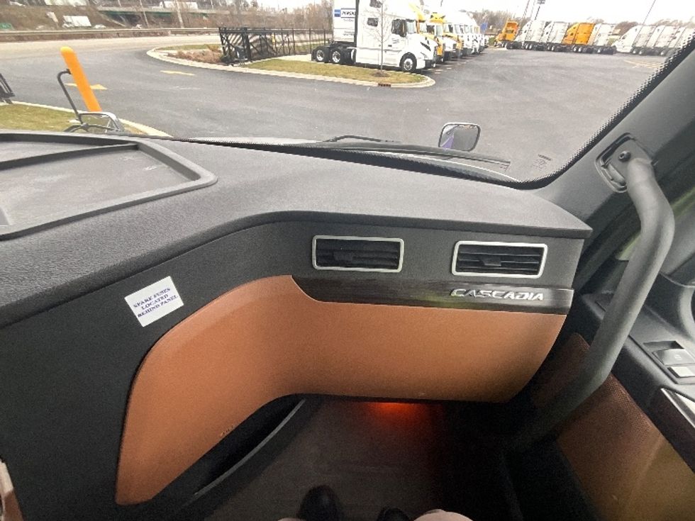 Sleeper Tractor-Heavy Duty Tractors-Freightliner-2020-T12664ST-East Chicago-IN-636,898\n\t\tmiles-$ 51,000 - Image 14