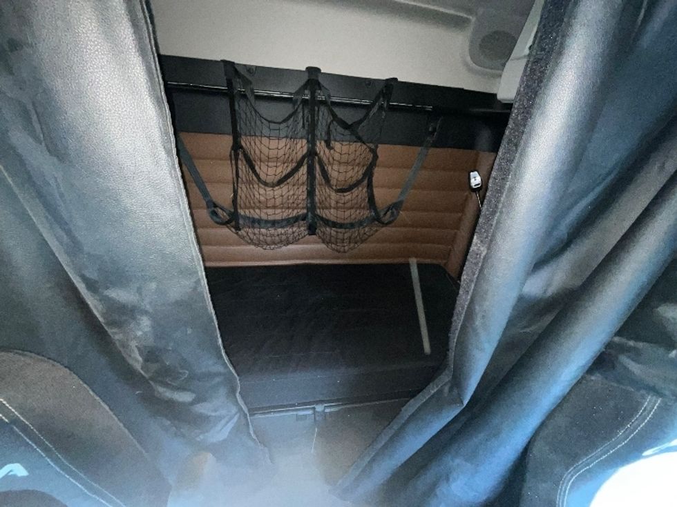 Sleeper Tractor-Heavy Duty Tractors-Freightliner-2020-T12664ST-East Chicago-IN-636,898\n\t\tmiles-$ 51,000 - Image 16