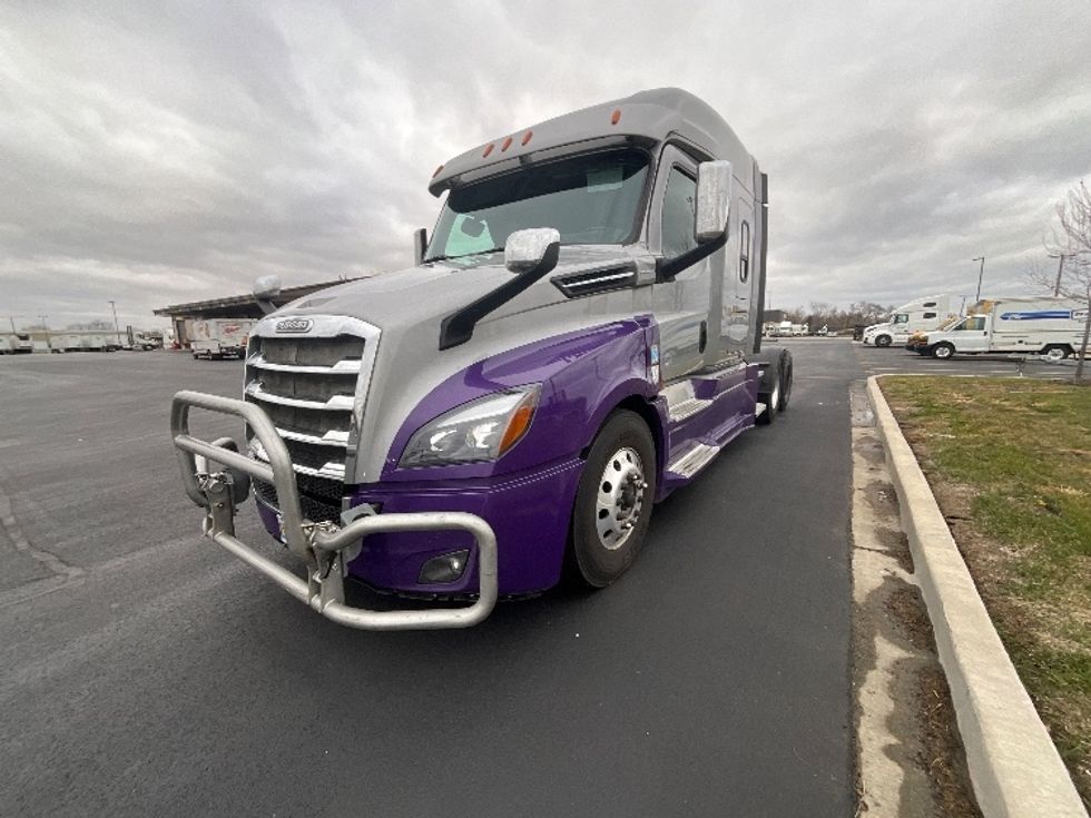 Sleeper Tractor-Heavy Duty Tractors-Freightliner-2020-T12664ST-East Chicago-IN-636,898\n\t\tmiles-$ 51,000 - Image 3