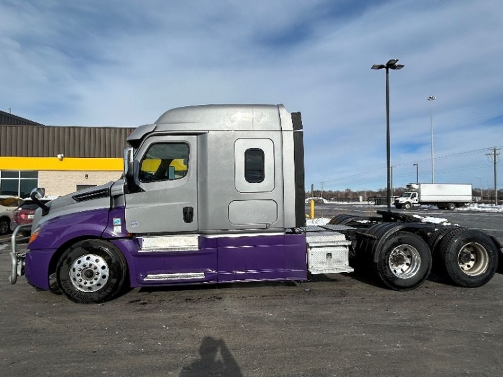 Sleeper Tractor-Heavy Duty Tractors-Freightliner-2020-T12664ST-East Chicago-IN-636,898\n\t\tmiles-$ 51,000 - Image 4