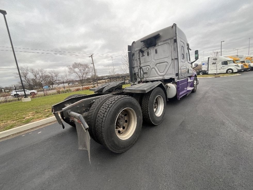 Sleeper Tractor-Heavy Duty Tractors-Freightliner-2020-T12664ST-East Chicago-IN-636,898\n\t\tmiles-$ 51,000 - Image 7