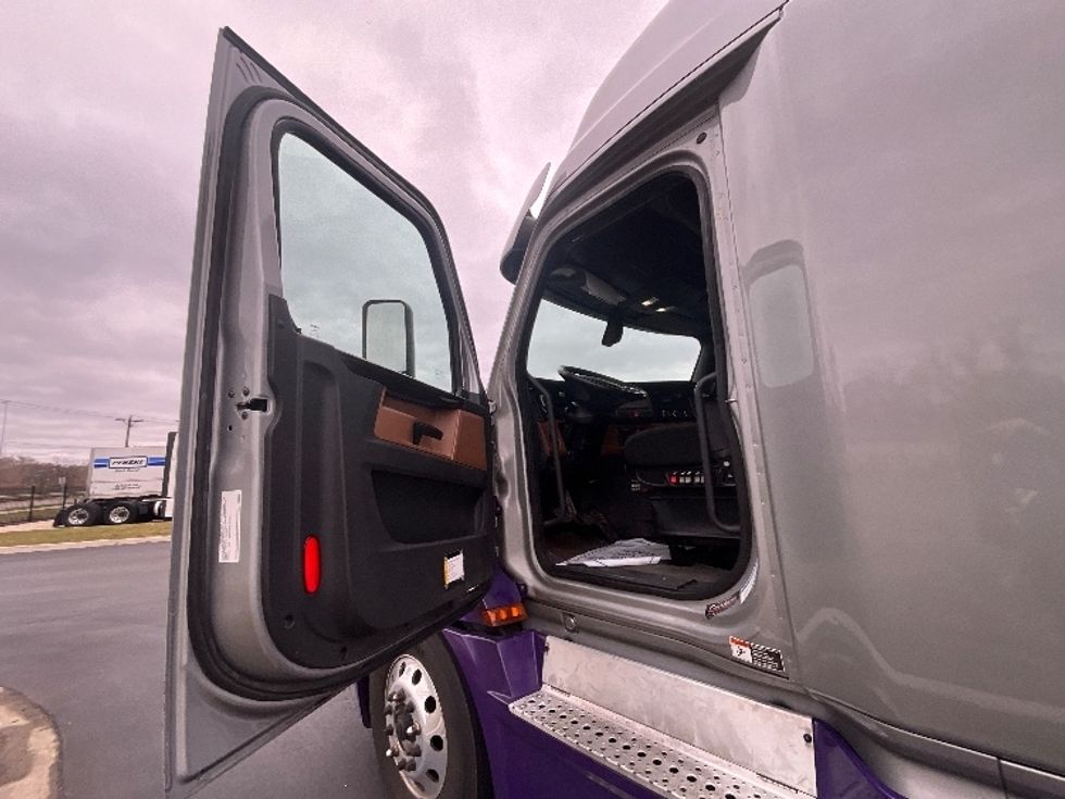 Sleeper Tractor-Heavy Duty Tractors-Freightliner-2020-T12664ST-East Chicago-IN-636,898\n\t\tmiles-$ 51,000 - Image 9