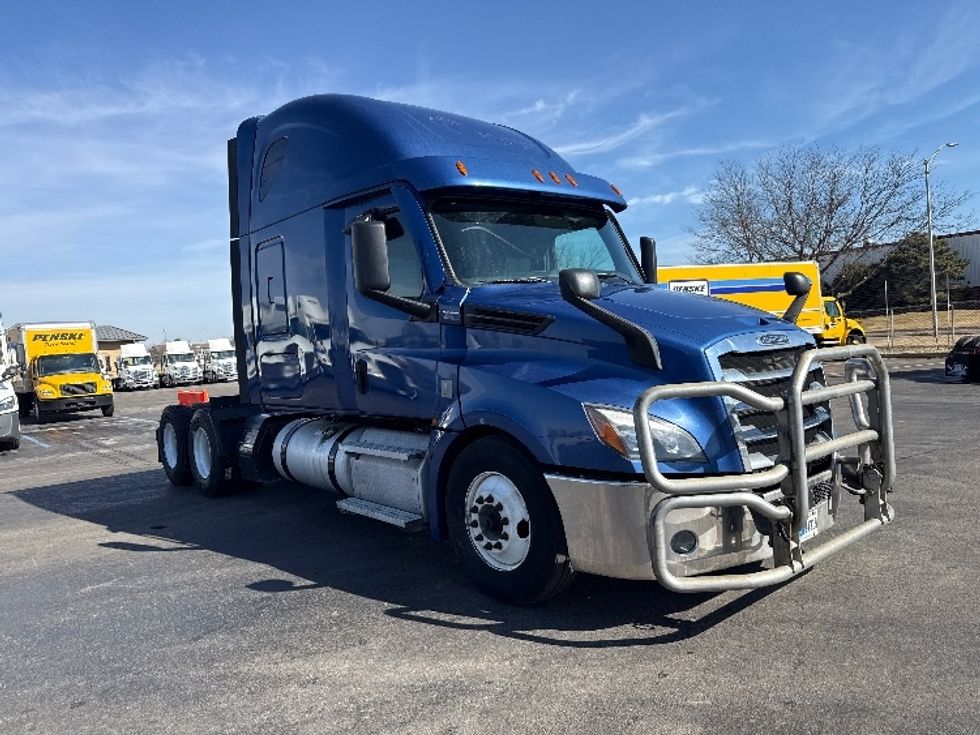 Sleeper Tractor-Heavy Duty Tractors-Freightliner-2020-T12664ST-East Chicago-IN-662,613\n\t\tmiles-$ 43,500 - Image 1