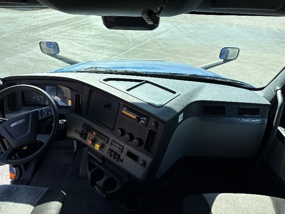 Sleeper Tractor-Heavy Duty Tractors-Freightliner-2020-T12664ST-East Chicago-IN-662,613\n\t\tmiles-$ 43,500 - Image 12