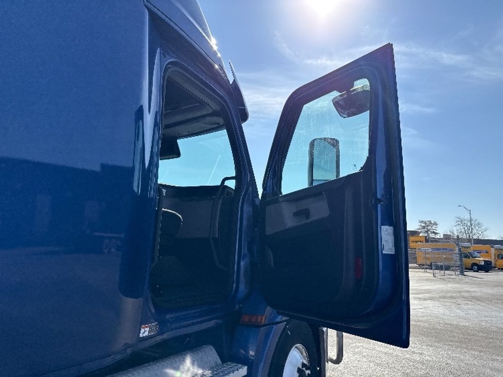 Sleeper Tractor-Heavy Duty Tractors-Freightliner-2020-T12664ST-East Chicago-IN-662,613\n\t\tmiles-$ 43,500 - Image 13