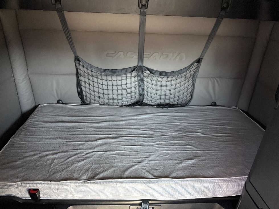 Sleeper Tractor-Heavy Duty Tractors-Freightliner-2020-T12664ST-East Chicago-IN-662,613\n\t\tmiles-$ 43,500 - Image 16