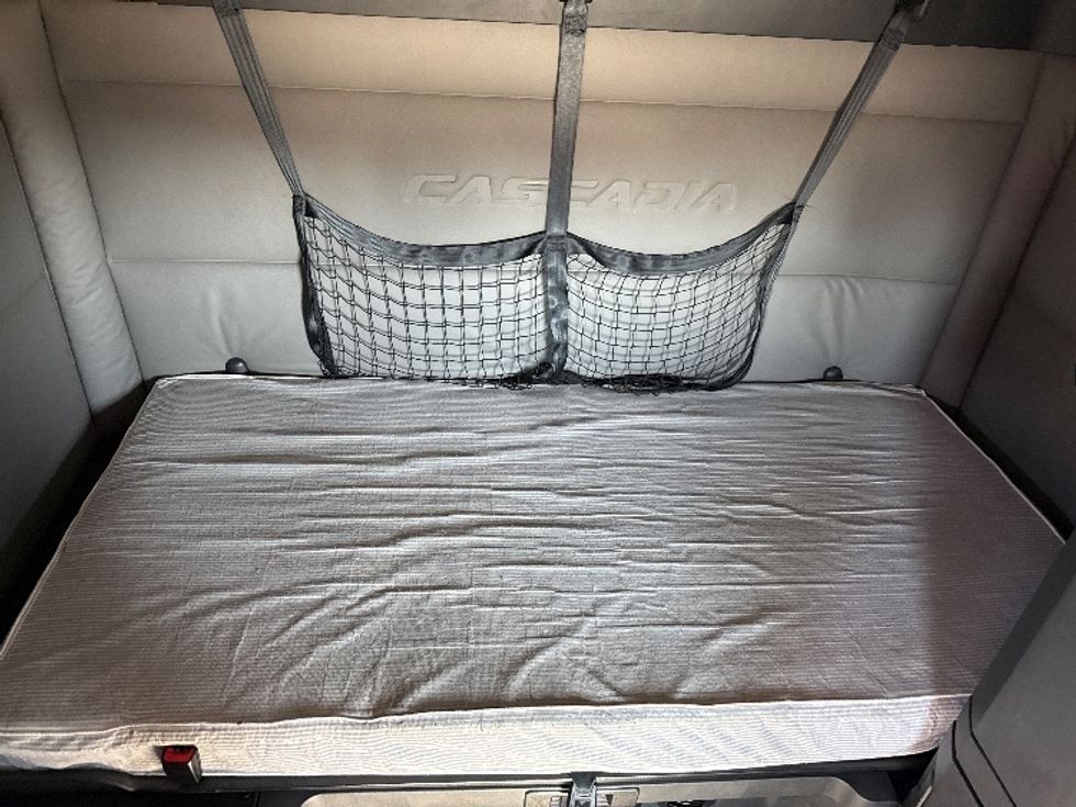 Sleeper Tractor-Heavy Duty Tractors-Freightliner-2020-T12664ST-East Chicago-IN-662,613\n\t\tmiles-$ 43,500 - Image 17