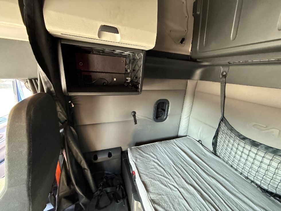 Sleeper Tractor-Heavy Duty Tractors-Freightliner-2020-T12664ST-East Chicago-IN-662,613\n\t\tmiles-$ 43,500 - Image 18