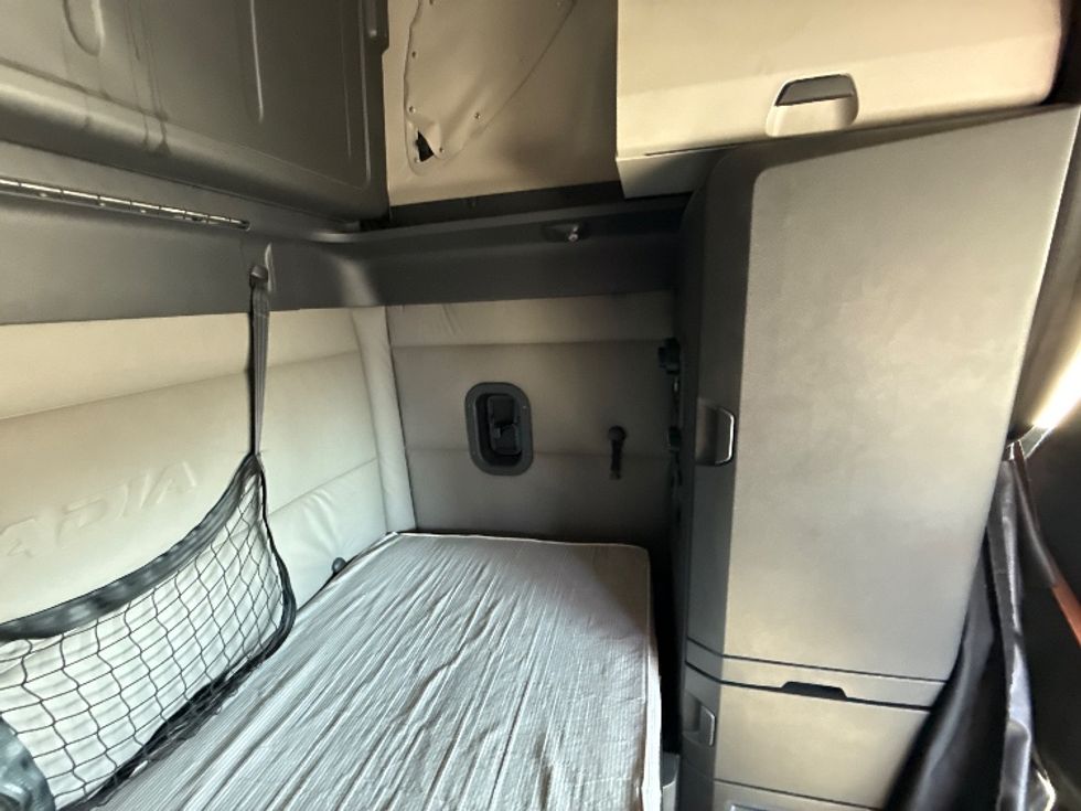 Sleeper Tractor-Heavy Duty Tractors-Freightliner-2020-T12664ST-East Chicago-IN-662,613\n\t\tmiles-$ 43,500 - Image 19